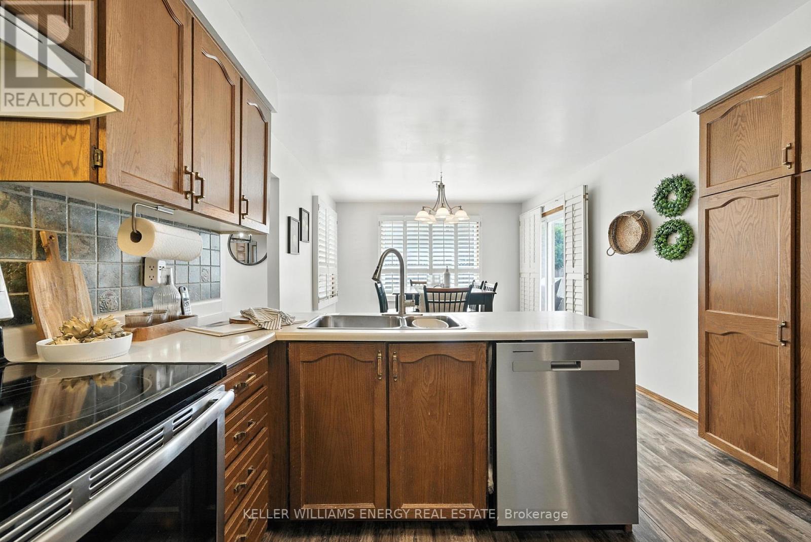 Photo 24 of 49 Cairns Drive, Markham ON