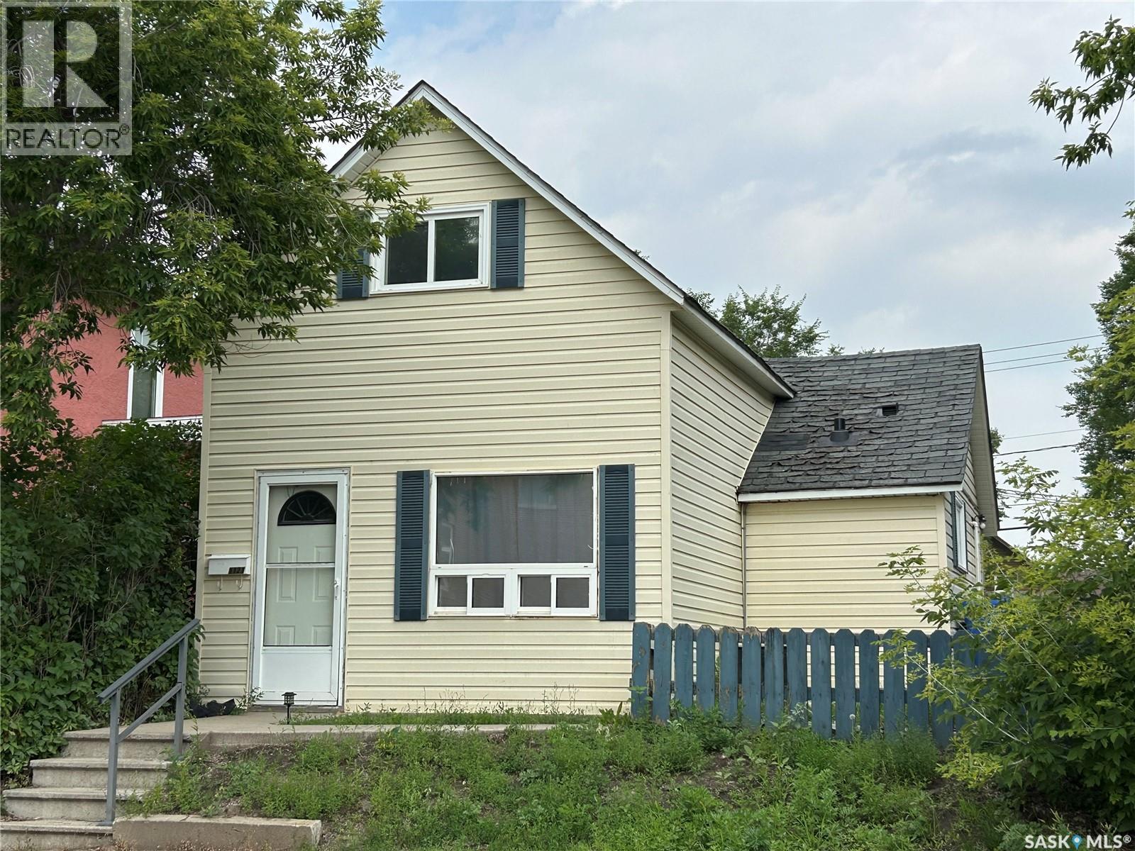 Photo 3 of 1121 2nd Street, Estevan SK