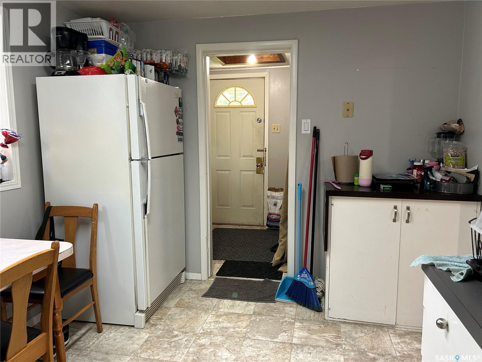 Photo 11 of 1121 2nd Street, Estevan SK