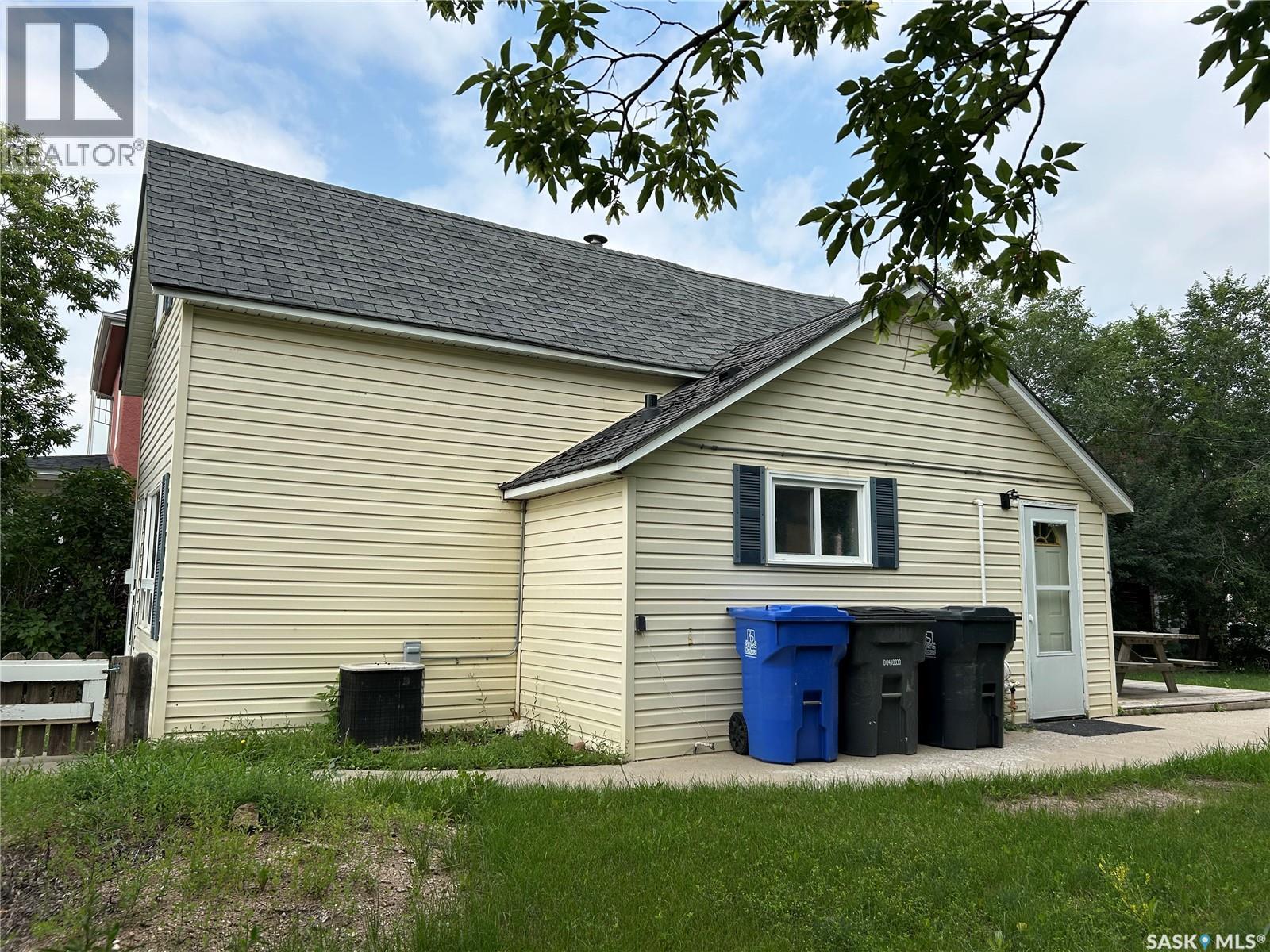 Photo 10 of 1121 2nd Street, Estevan SK