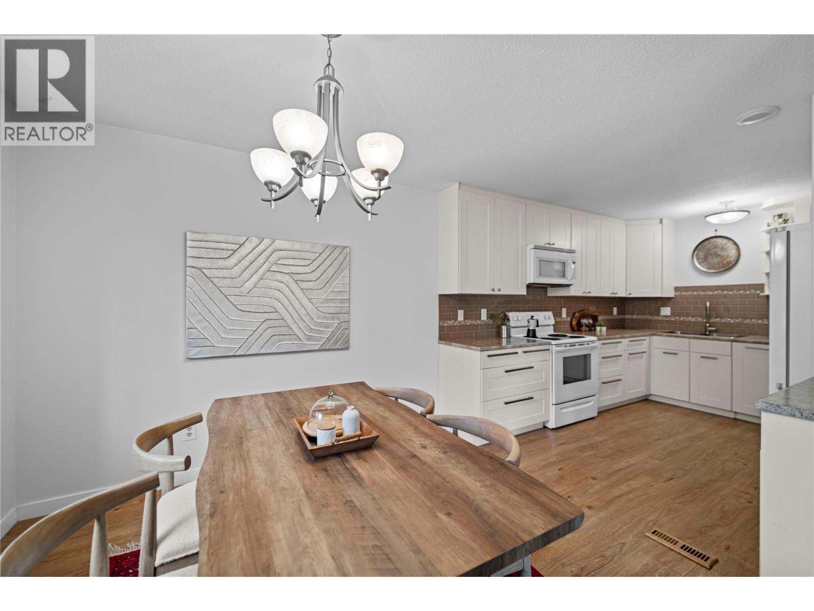 Photo 8 of 626 Gleneagles Drive, Kamloops BC