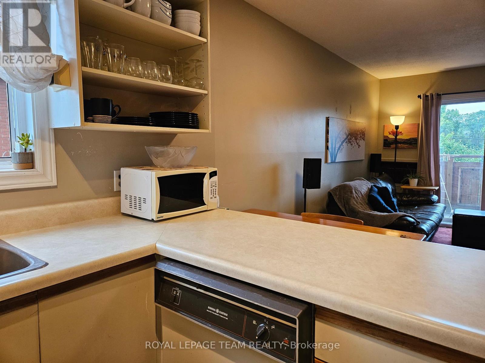 Photo 4 of 5 522 Riverdale Avenue S, Ottawa ON