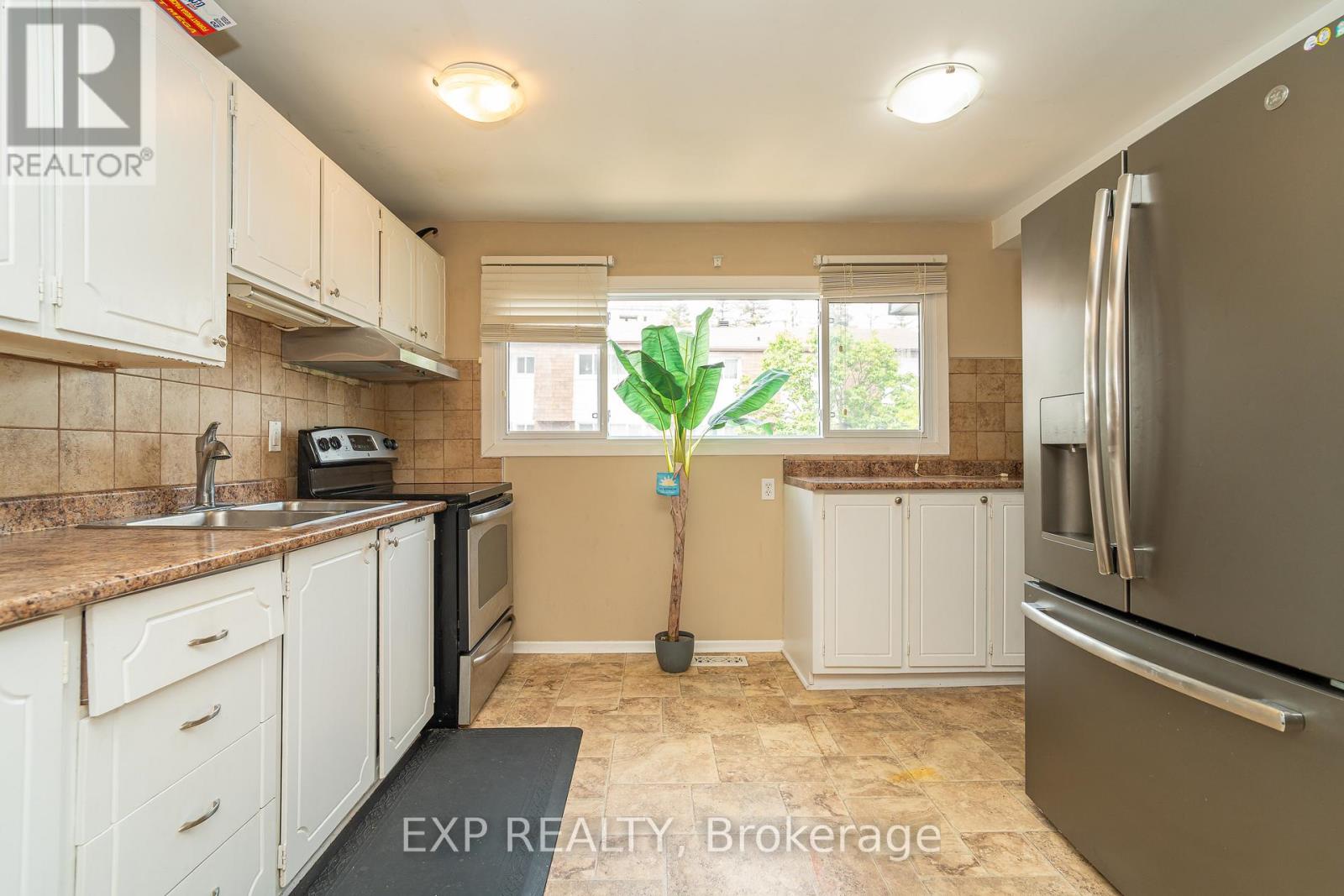 Photo 10 of 40 2296 Orient Park Drive, Ottawa ON