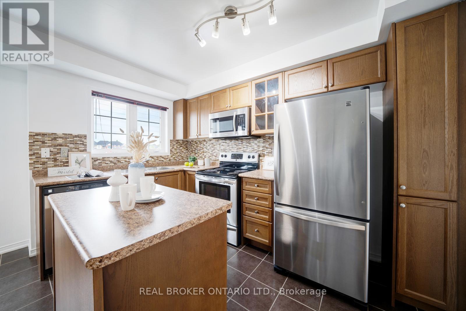 Photo 10 of 505 Rossland Road E, Ajax ON