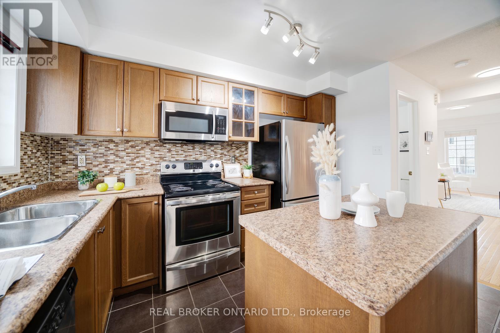 Photo 12 of 505 Rossland Road E, Ajax ON