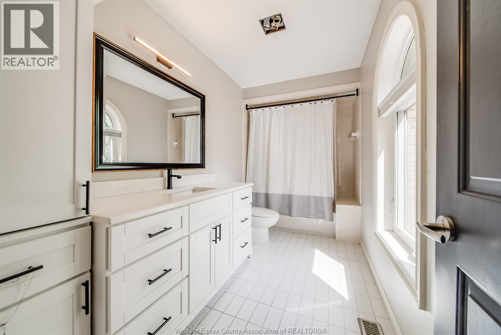 Photo 17 of 428 Old Tecumseh Road, Lakeshore ON