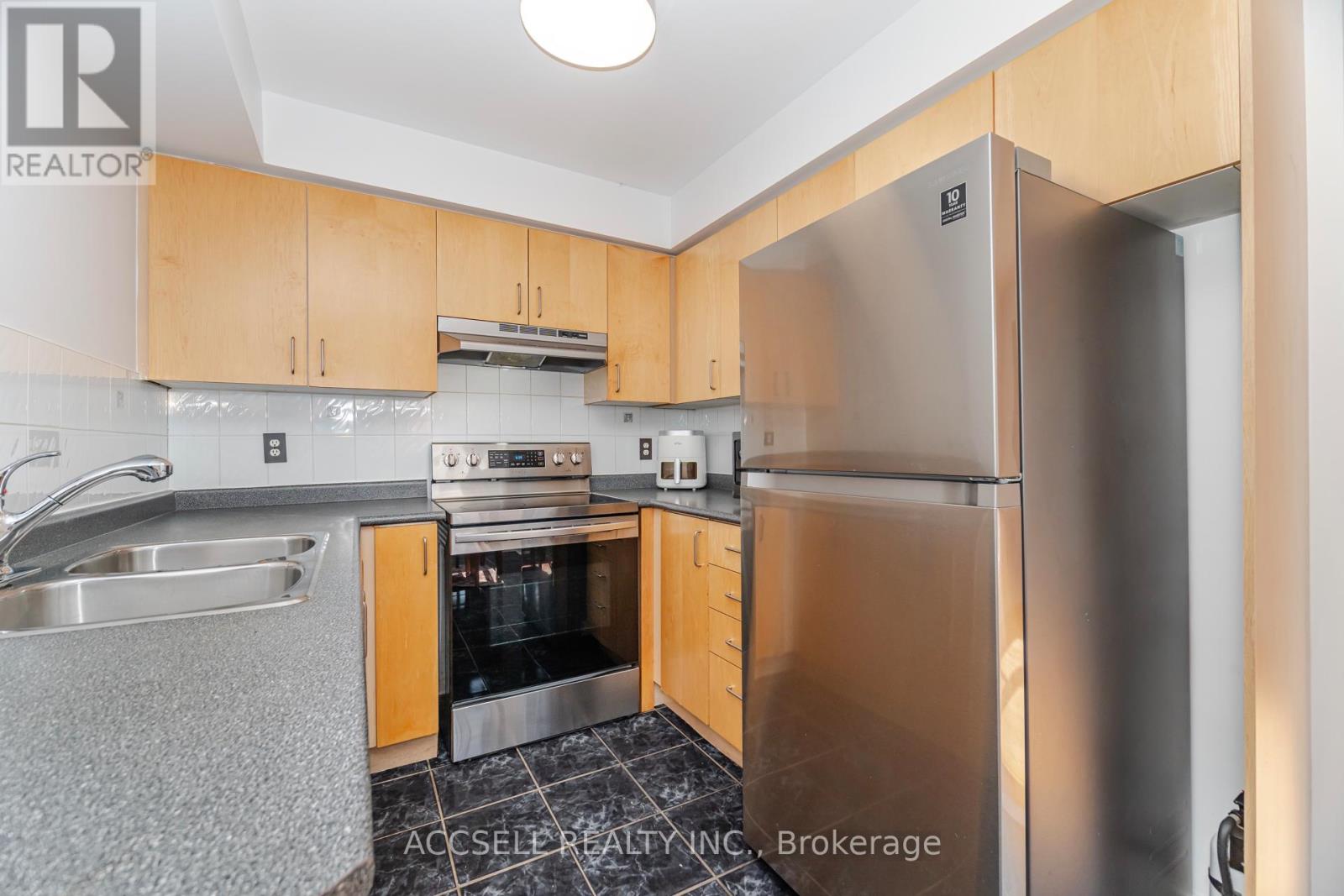 Photo 4 of 188 Deepsprings Crescent, Vaughan ON