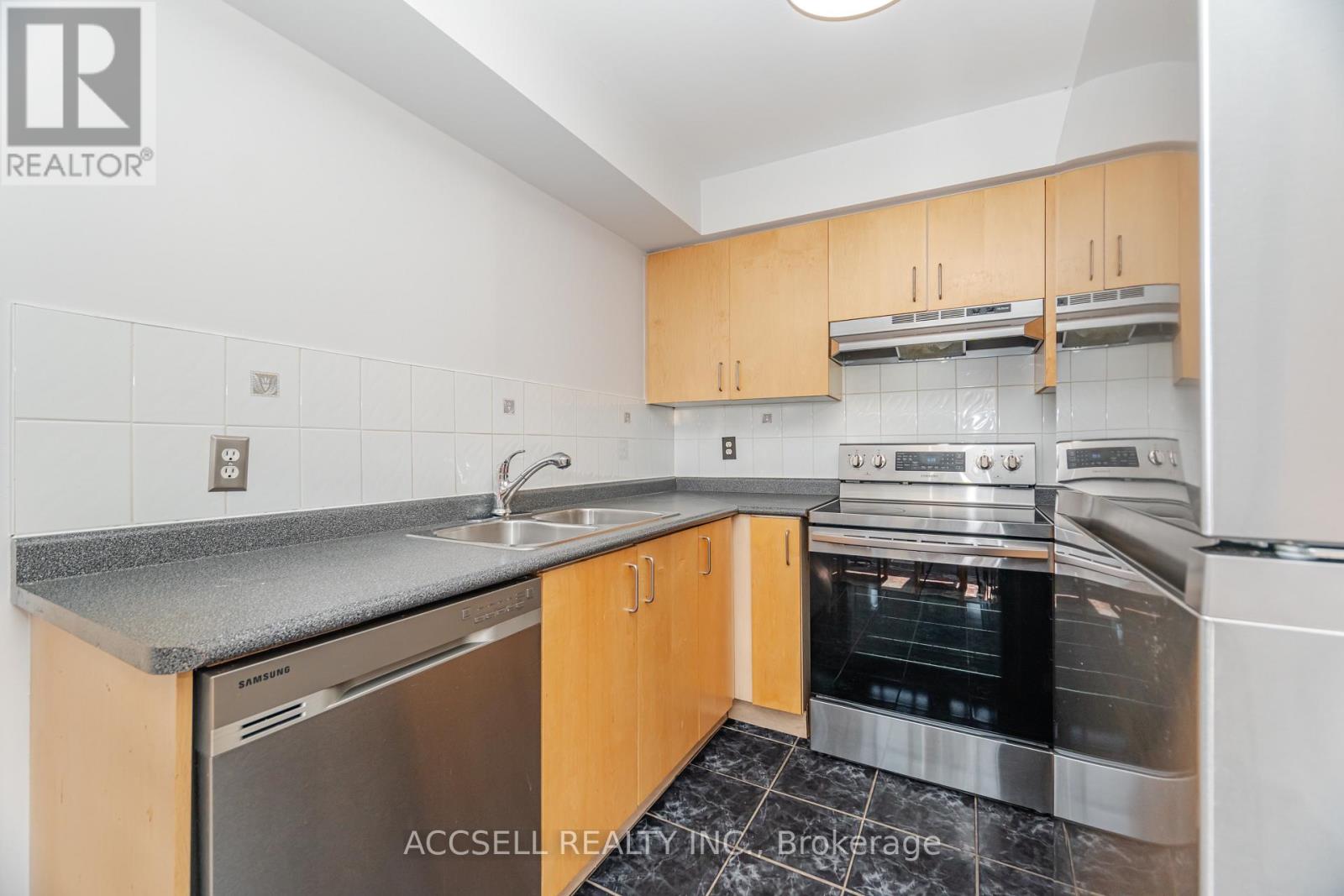 Photo 10 of 188 Deepsprings Crescent, Vaughan ON