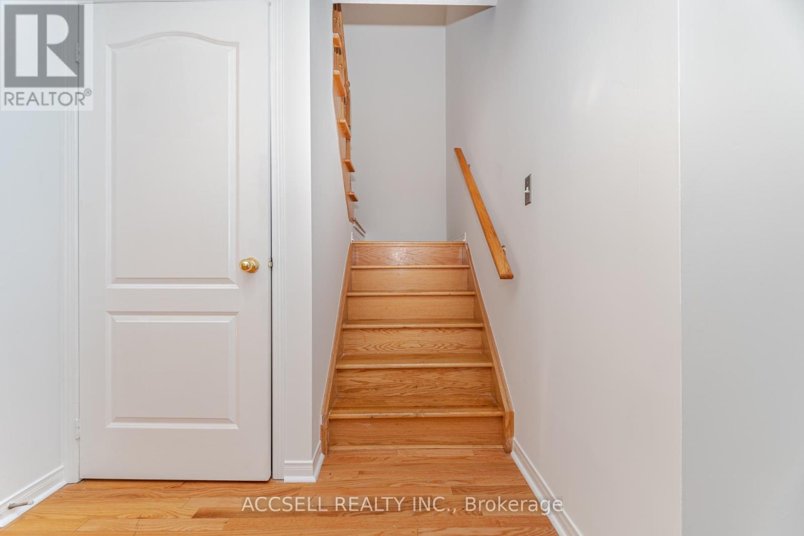Photo 2 of 188 Deepsprings Crescent, Vaughan ON