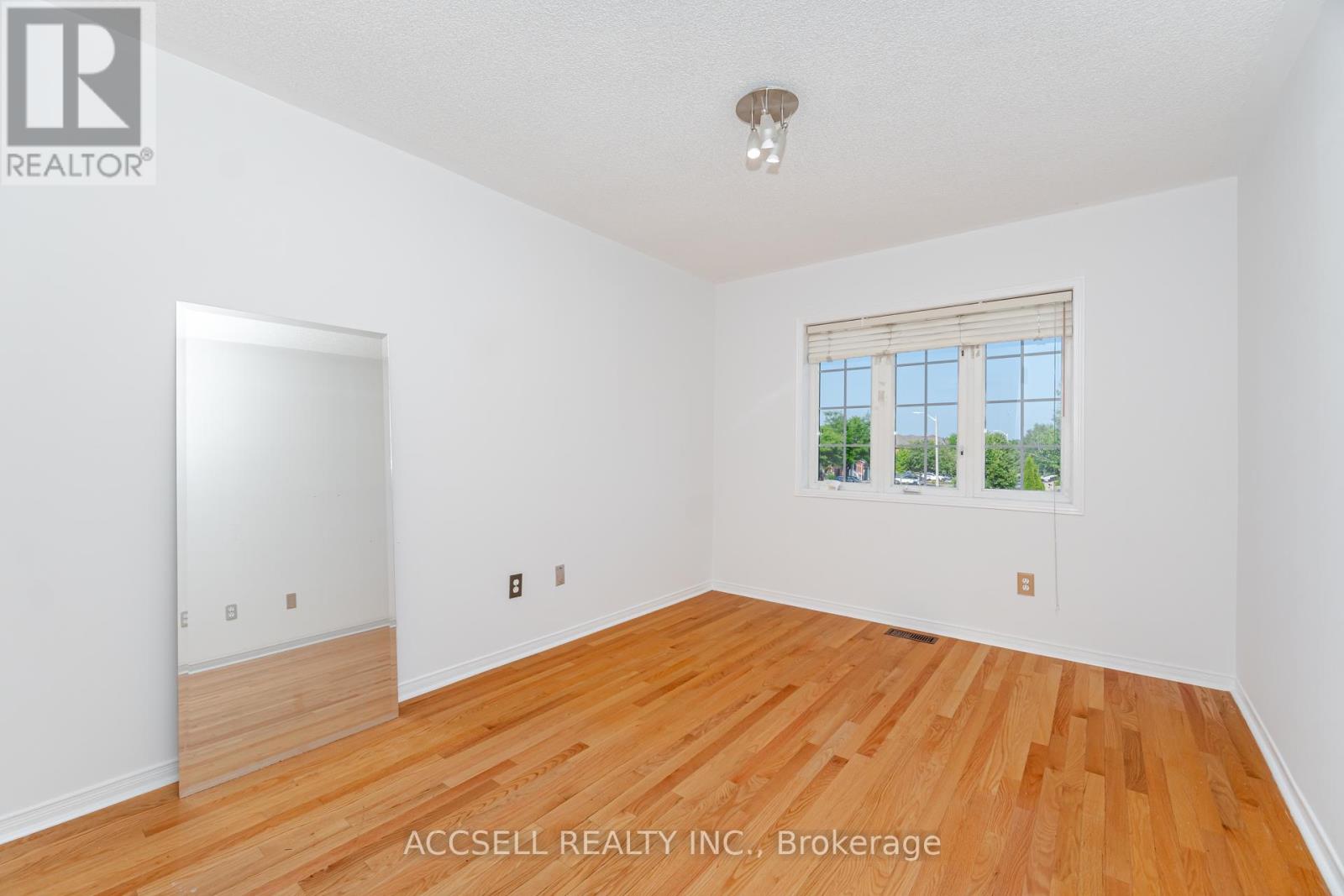 Photo 9 of 188 Deepsprings Crescent, Vaughan ON
