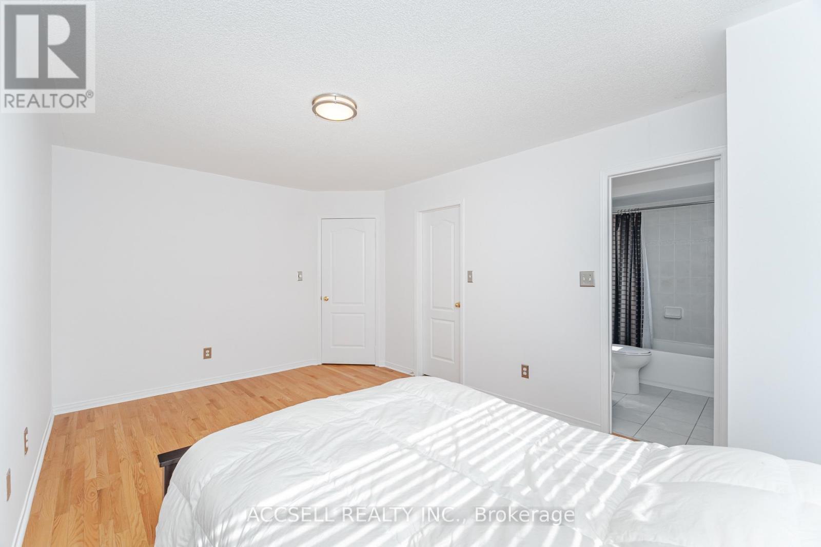 Photo 11 of 188 Deepsprings Crescent, Vaughan ON