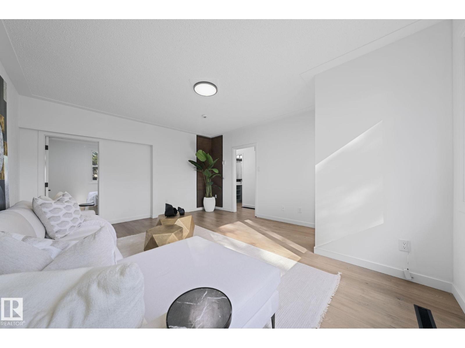 Photo 6 of 12822 70 St Nw, Edmonton AB