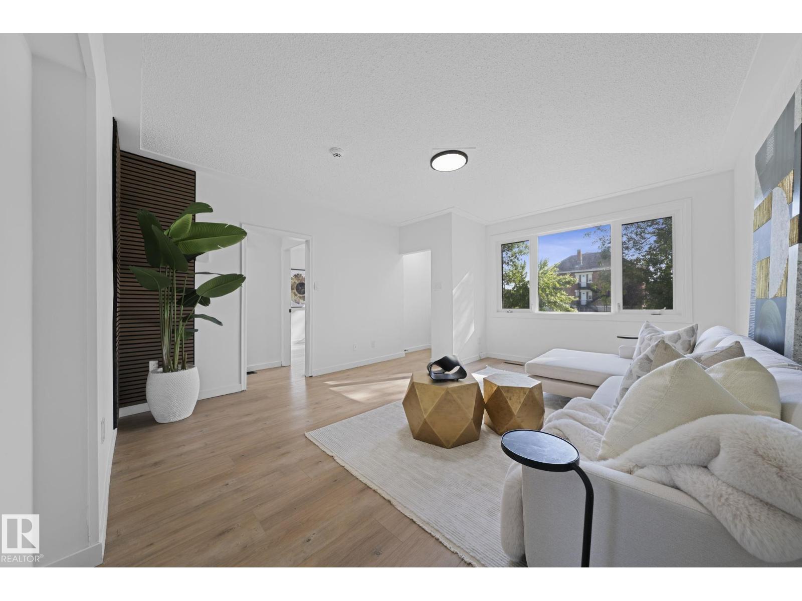Photo 5 of 12822 70 St Nw, Edmonton AB