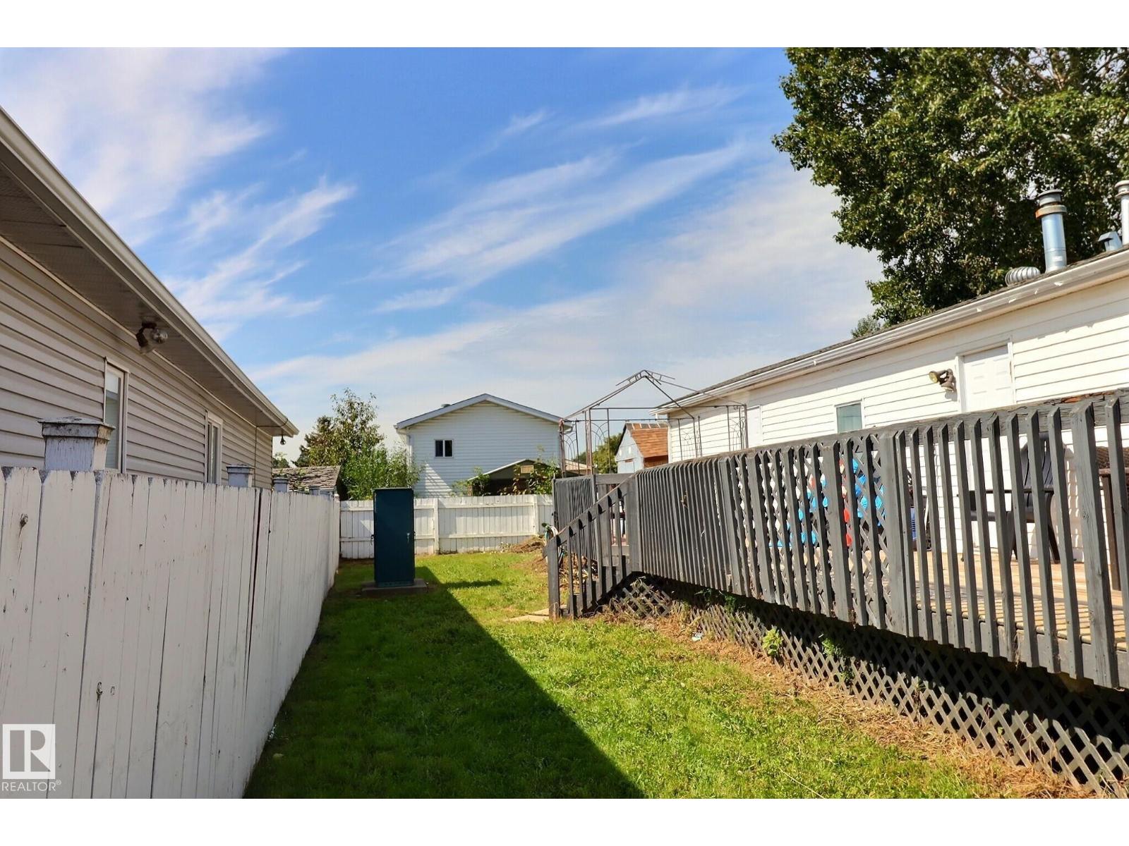 Photo 17 of 2522 West Port Rd Nw, Edmonton AB