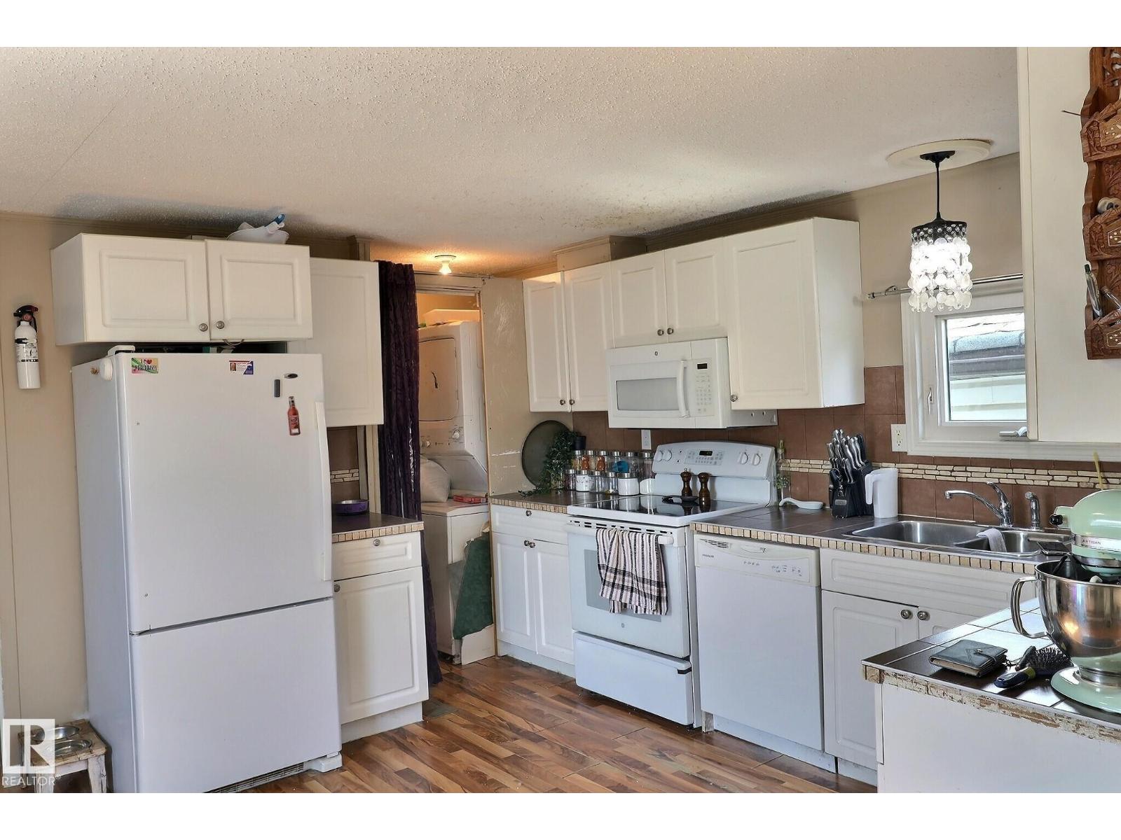 Photo 2 of 2522 West Port Rd Nw, Edmonton AB