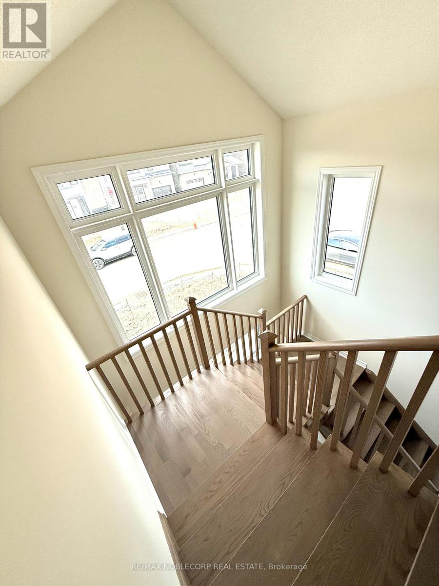 Photo 3 of 45 Arnold Circle, Brampton ON