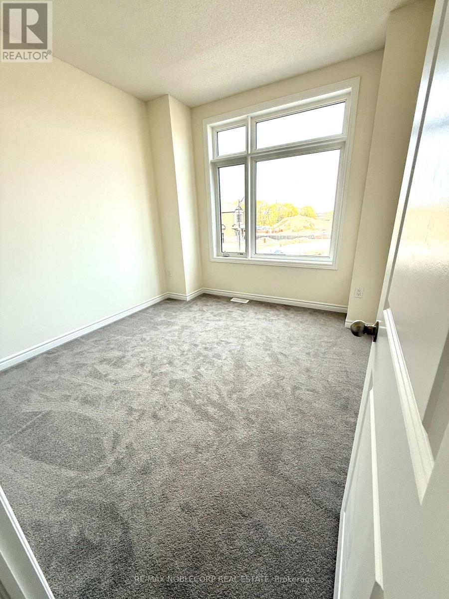 Photo 7 of 45 Arnold Circle, Brampton ON
