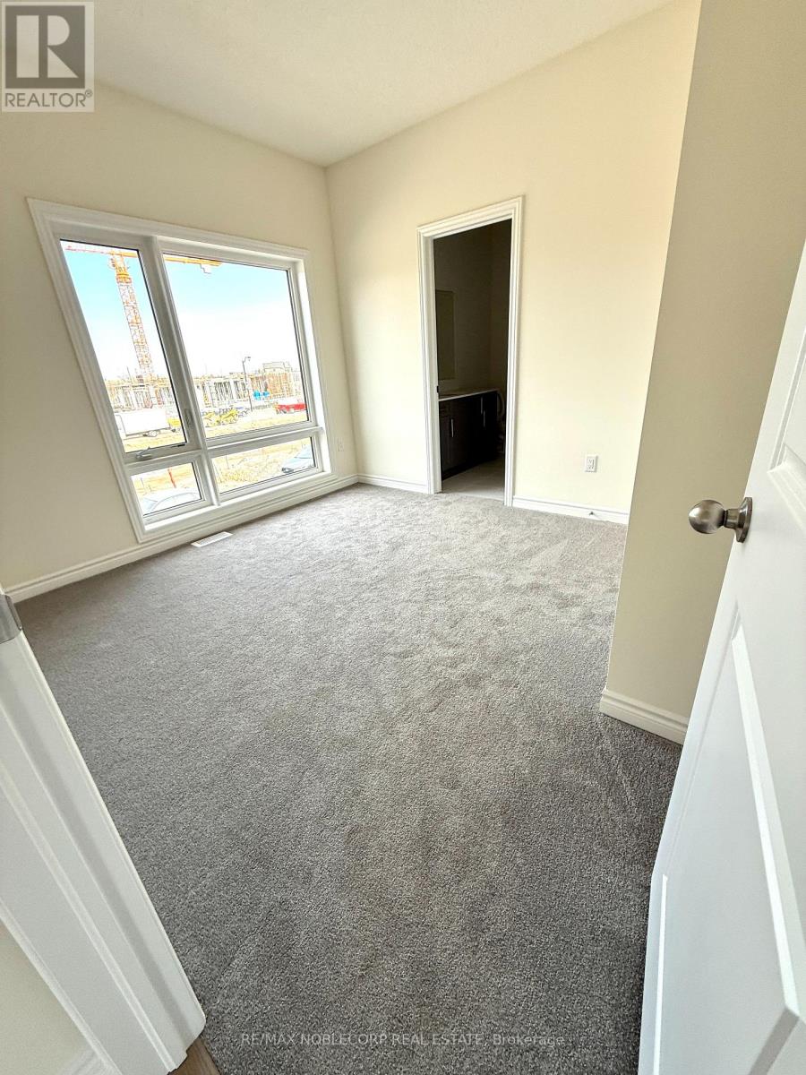 Photo 13 of 45 Arnold Circle, Brampton ON