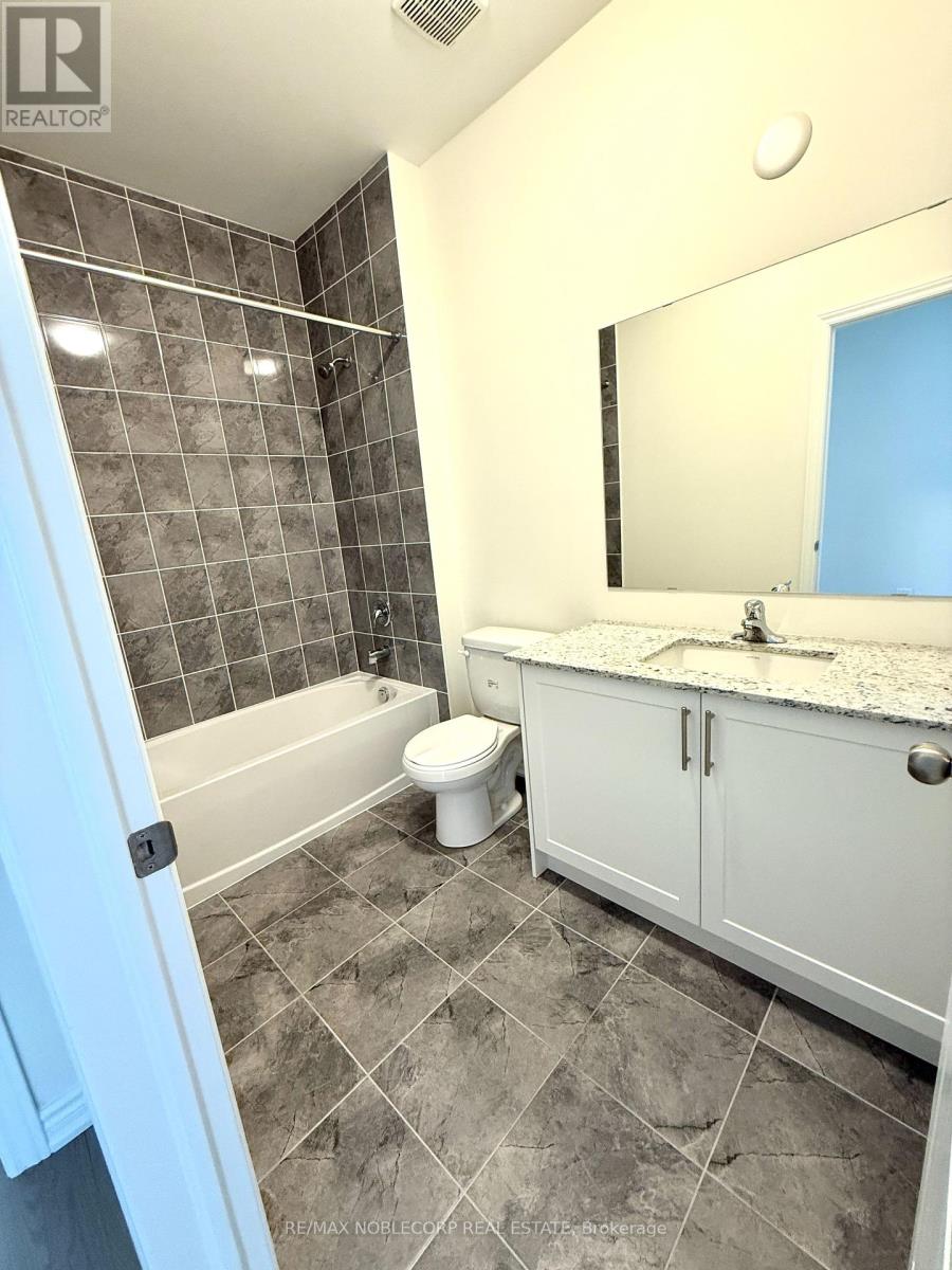 Photo 17 of 45 Arnold Circle, Brampton ON