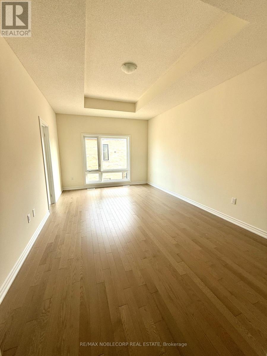 Photo 19 of 45 Arnold Circle, Brampton ON