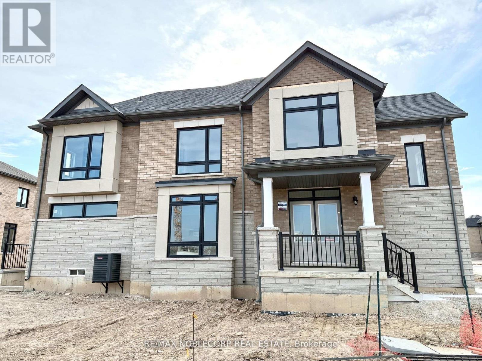 Photo 11 of 45 Arnold Circle, Brampton ON