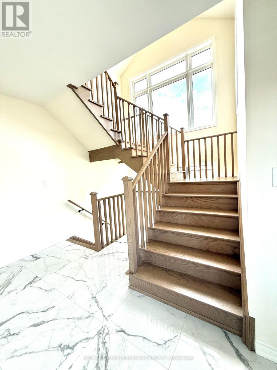 Photo 9 of 45 Arnold Circle, Brampton ON