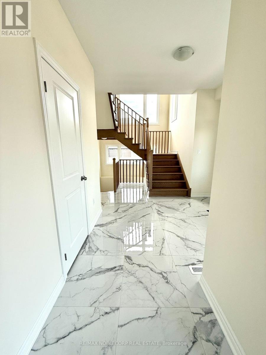 Photo 10 of 45 Arnold Circle, Brampton ON
