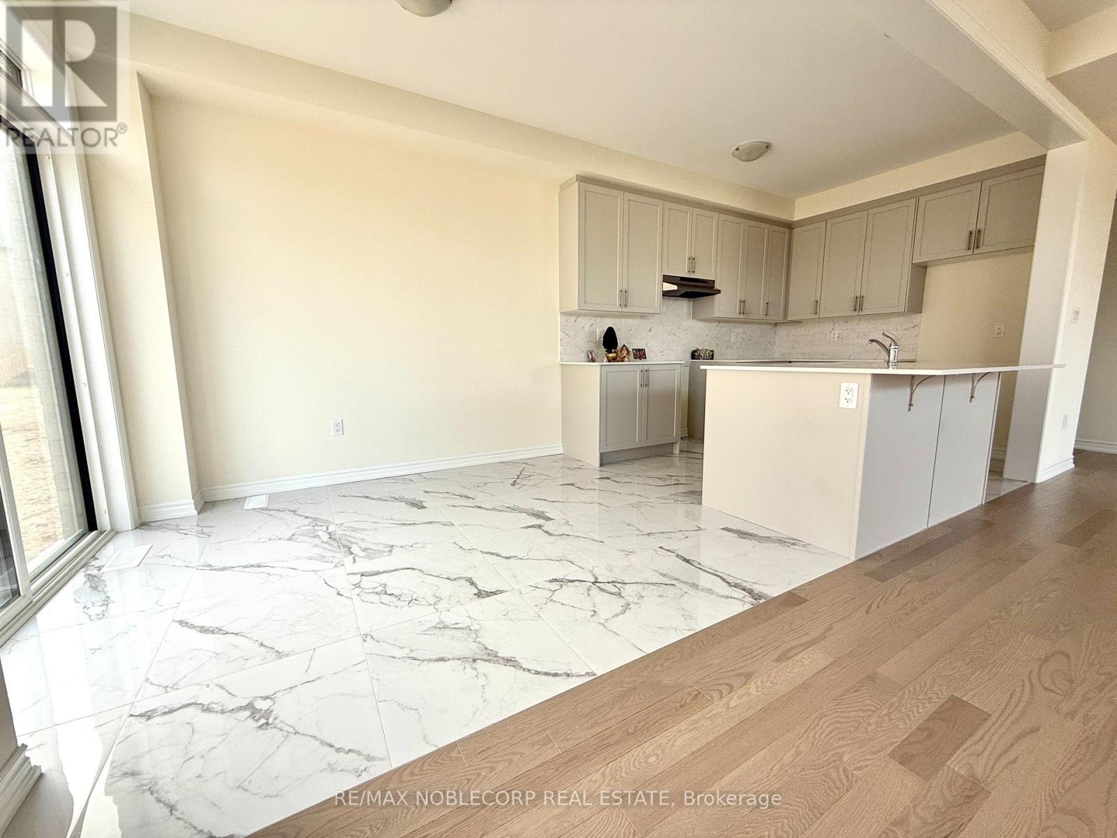 Photo 15 of 45 Arnold Circle, Brampton ON