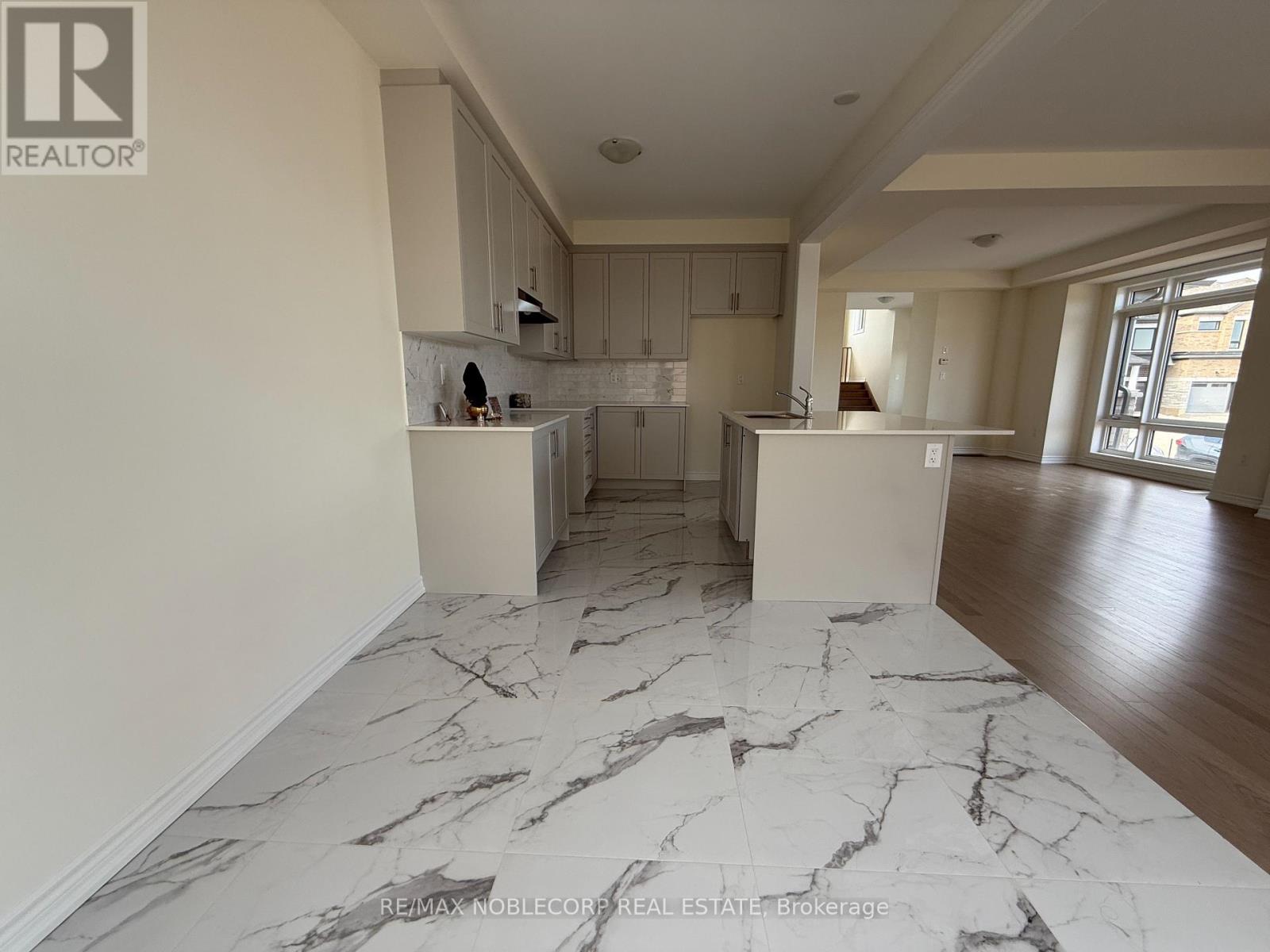 Photo 8 of 45 Arnold Circle, Brampton ON