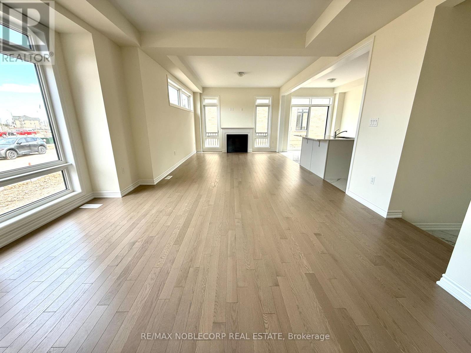 Photo 14 of 45 Arnold Circle, Brampton ON