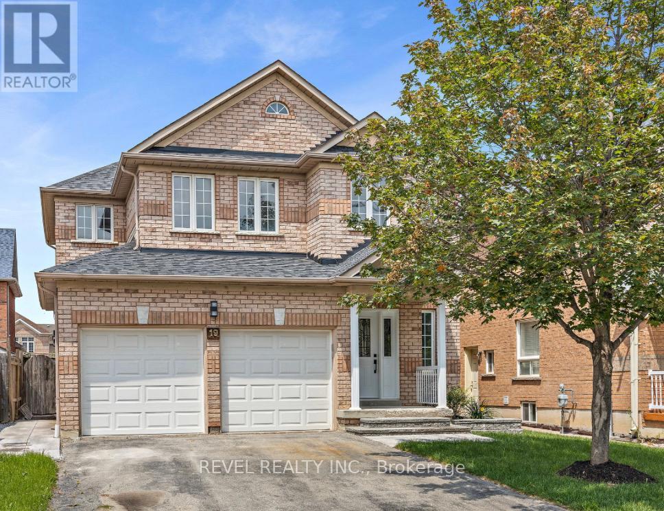 Photo 9 of Main 19 Masters Green Crescent, Brampton ON
