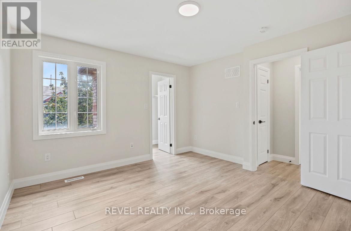 Photo 7 of Main 19 Masters Green Crescent, Brampton ON