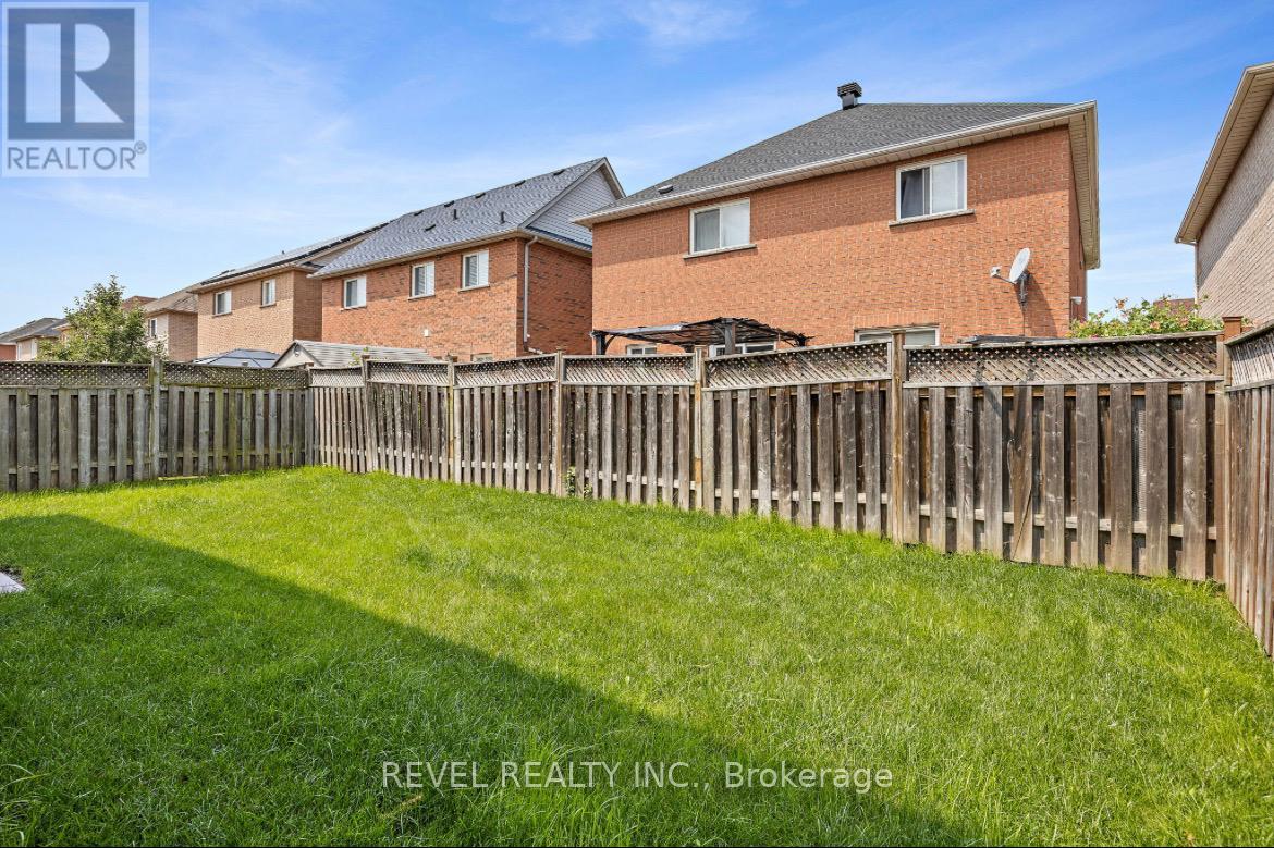 Photo 8 of Main 19 Masters Green Crescent, Brampton ON