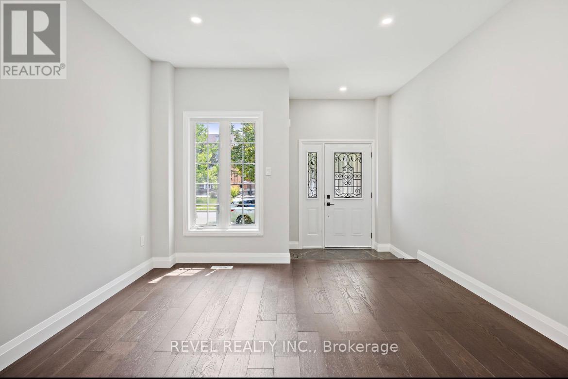 Photo 11 of Main 19 Masters Green Crescent, Brampton ON