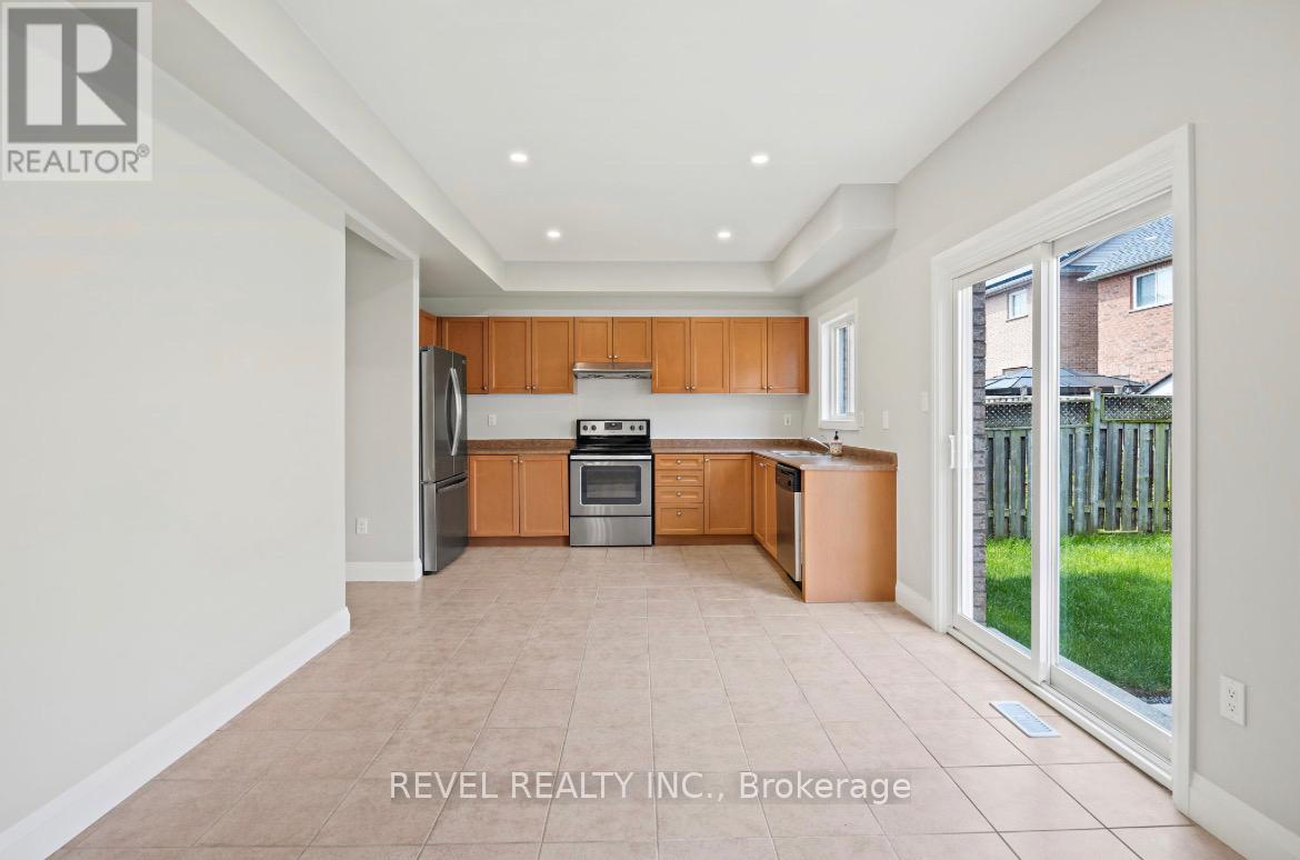 Photo 5 of Main 19 Masters Green Crescent, Brampton ON