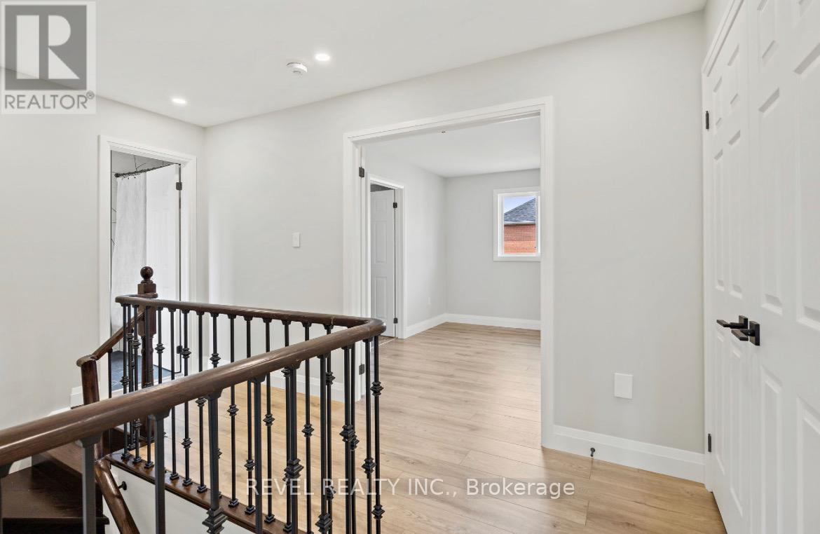 Photo 10 of Main 19 Masters Green Crescent, Brampton ON