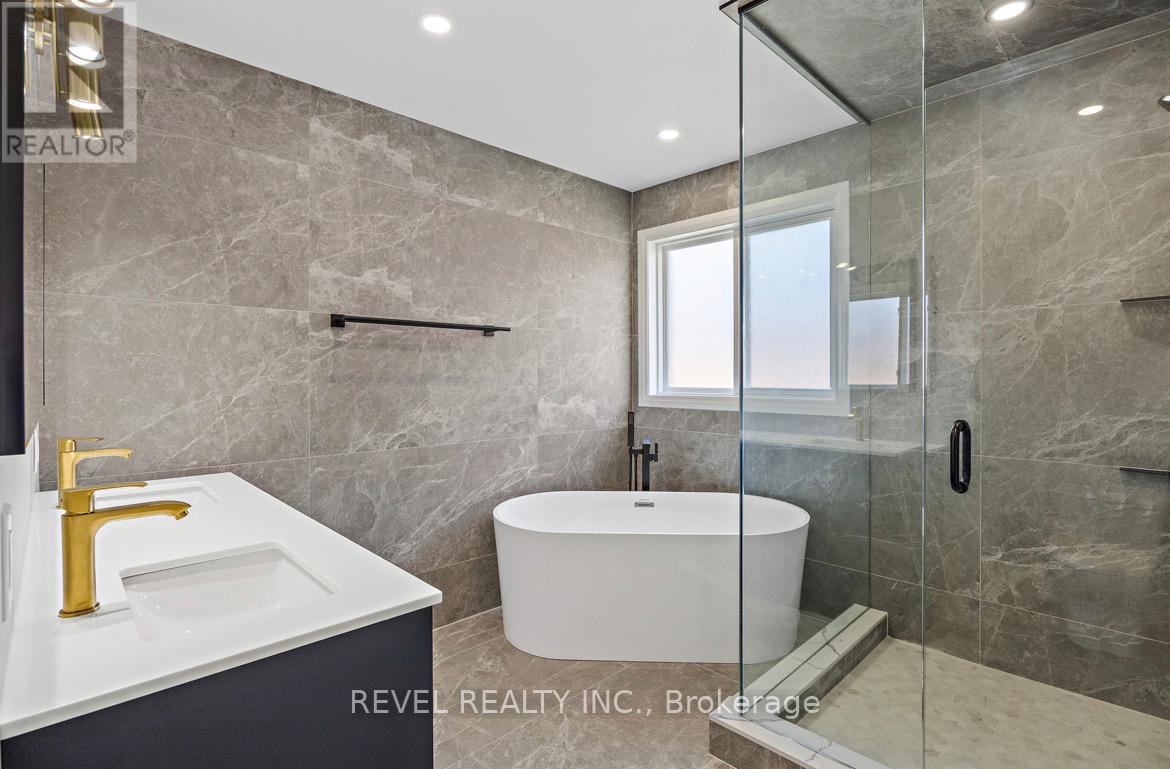 Photo 2 of Main 19 Masters Green Crescent, Brampton ON