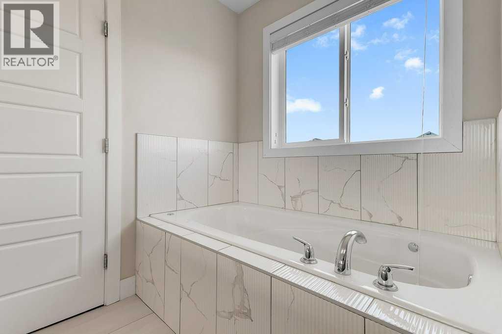 Photo 4 of 233 Kingsbury Close Se, Airdrie AB