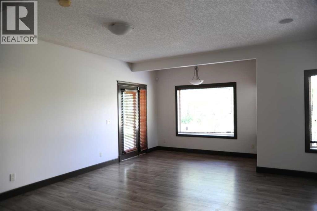 Photo 2 of 31 Cougarstone Point Sw, Calgary AB