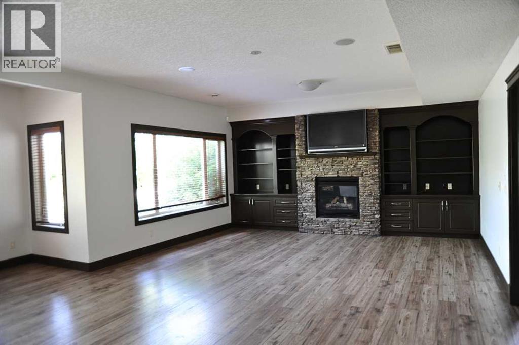 Photo 1 of 31 Cougarstone Point Sw, Calgary AB