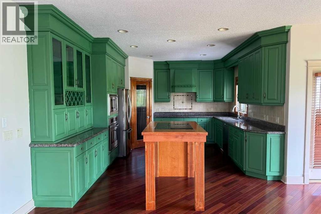 Photo 5 of 31 Cougarstone Point Sw, Calgary AB