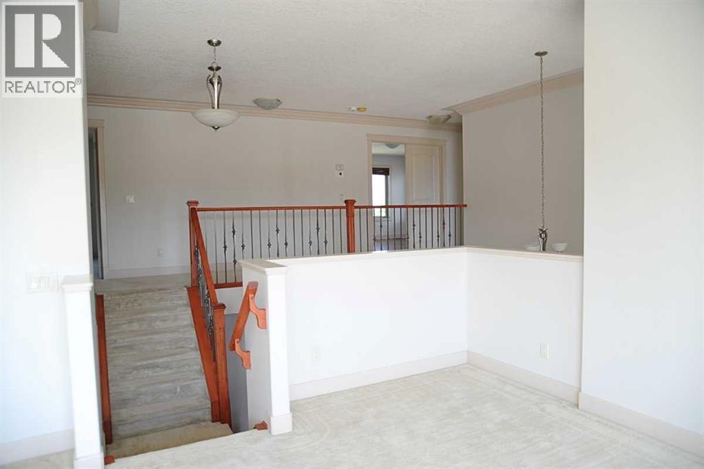 Photo 11 of 31 Cougarstone Point Sw, Calgary AB