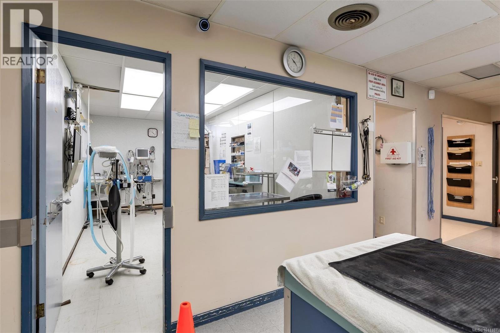 1057+1033 Canada Ave, Duncan