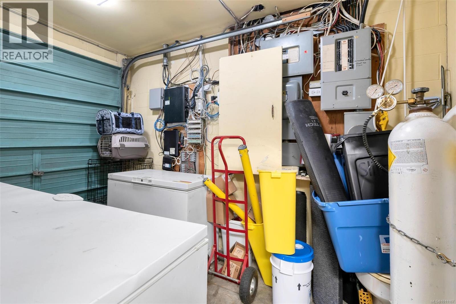 1057+1033 Canada Ave, Duncan