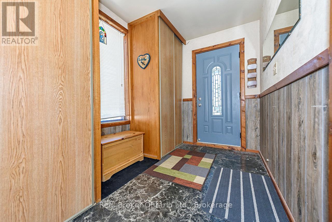 Photo 10 of 58 Fourth Avenue, Cambridge ON