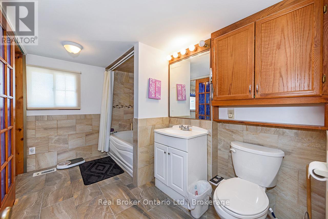 Photo 13 of 58 Fourth Avenue, Cambridge ON