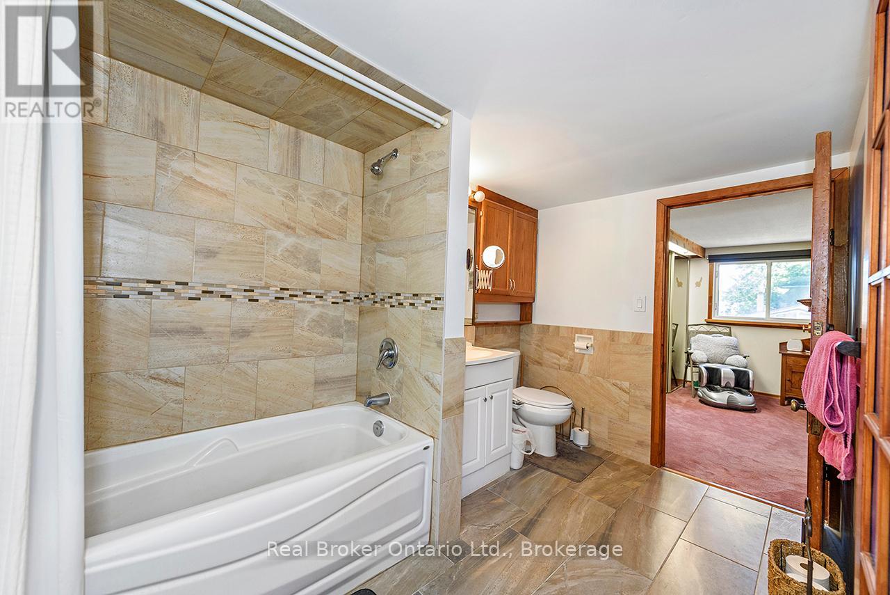 Photo 14 of 58 Fourth Avenue, Cambridge ON