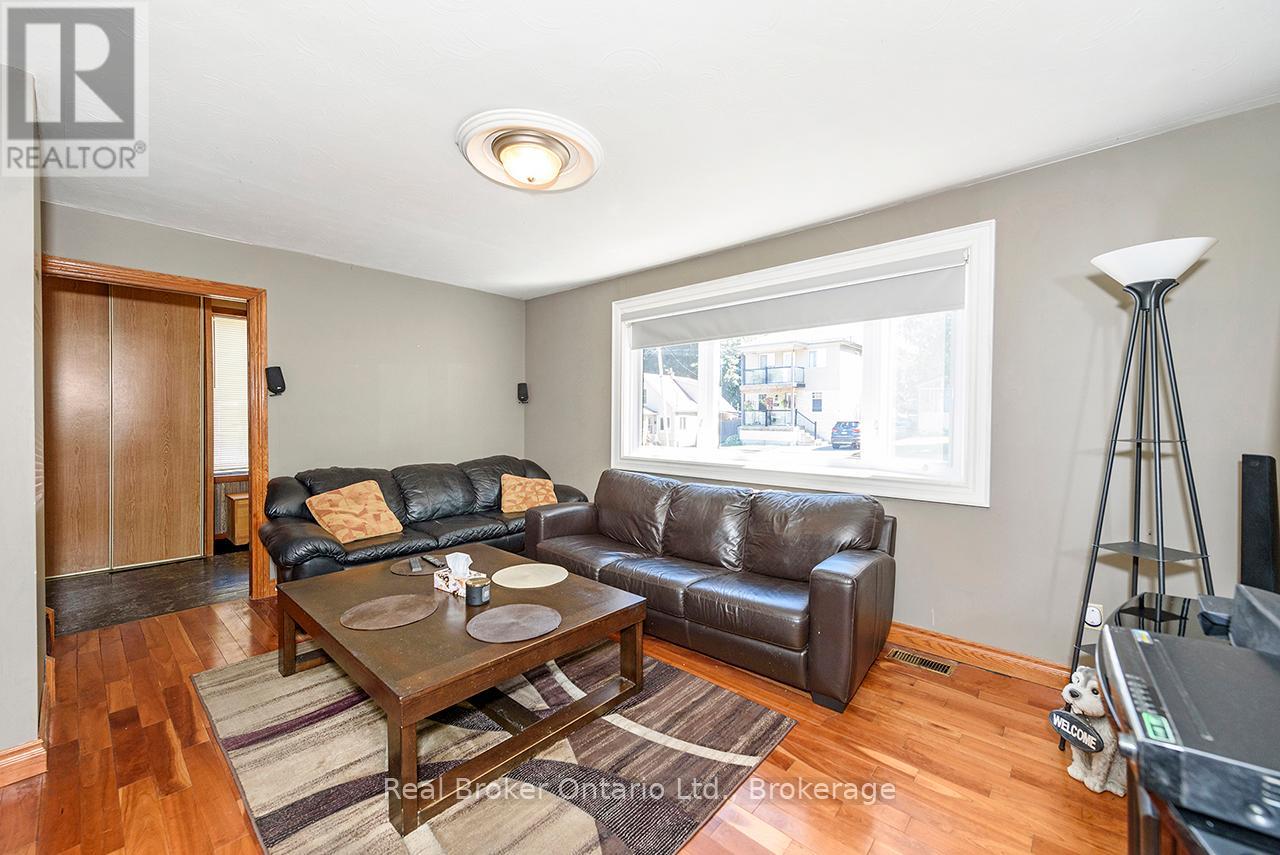 Photo 7 of 58 Fourth Avenue, Cambridge ON