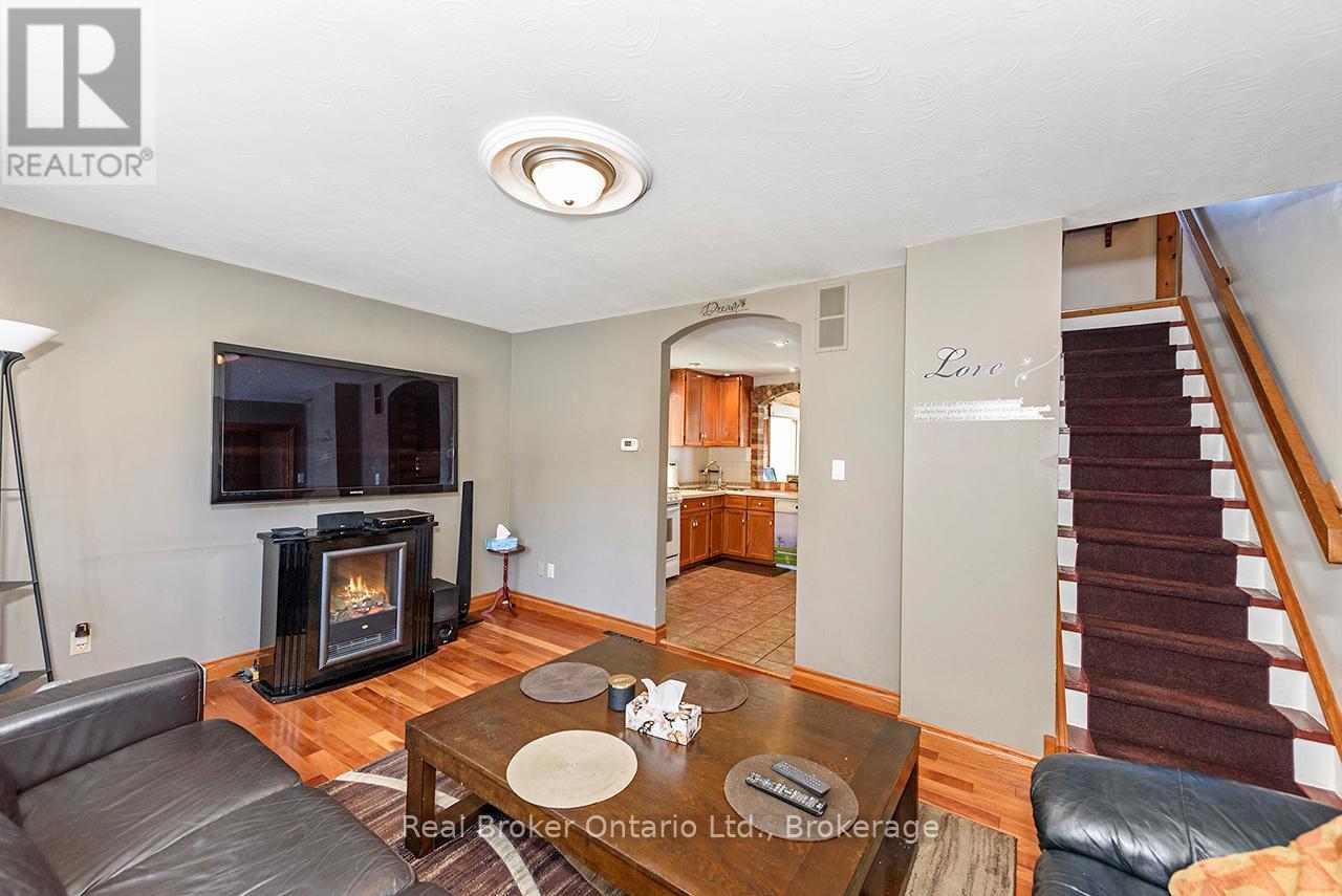 Photo 9 of 58 Fourth Avenue, Cambridge ON