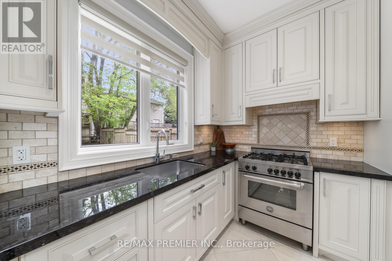 Photo 20 of 117 Upper Canada Drive, Toronto ON